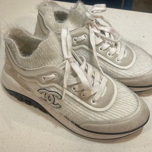 Authentic Chanel shoes comes with dust bag